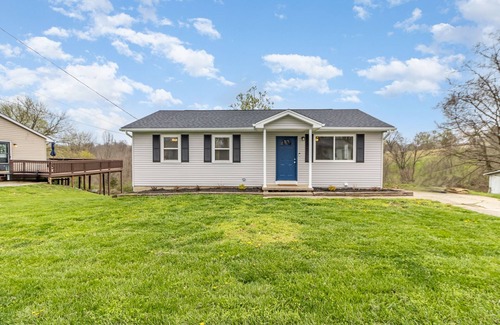 Williamstown House | 3 Miles from the ARK! 3 bedroom Home in Williamstown with Game Room!