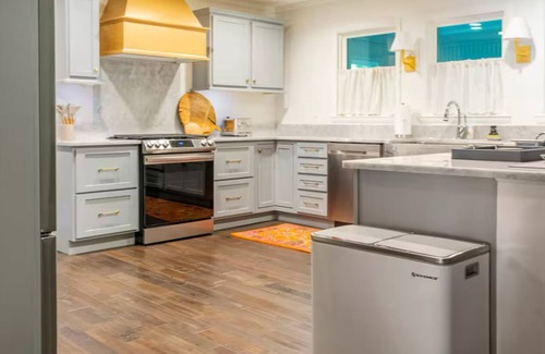 Winston - Salem House | 3 miles from Wake Forest University House/Winston-Salem-sleeps 12