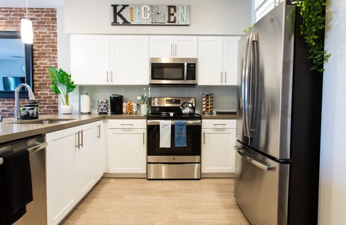 Fullerton Apartment | 3 Miles to Disney ✰HeatedPool ✰King Bed ✰Jacuzzi✰