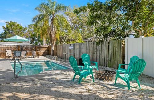 Ozona House | 3 miles to Honeymoon Island Firepit & Pool