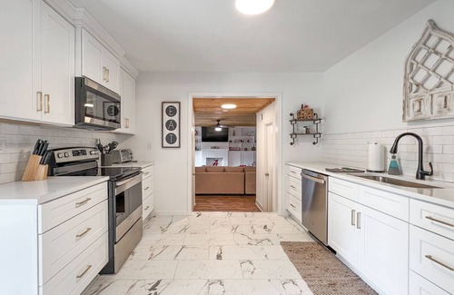 Northport House | 3 min drive to T-town! Big Al Blow Up, 5 TVs, Grill, 2 Living Rms, Bkyd & Patio