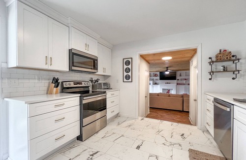 Northport House | 3 min drive to T-town! Big Al Blow Up, 5 TVs, Grill, 2 Living Rms, Bkyd & Patio