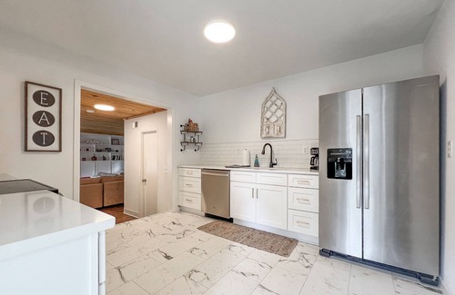 Northport House | 3 min drive to T-town! Big Al Blow Up, 5 TVs, Grill, 2 Living Rms, Bkyd & Patio