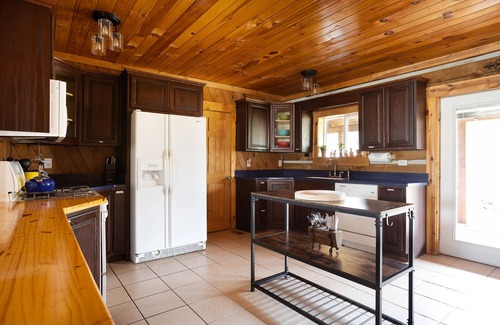 Gnaw Bone Cabin | 3 min to BCSP+Hot Tub+Fire Pit+Swing Set+Games+Pet Friendly!