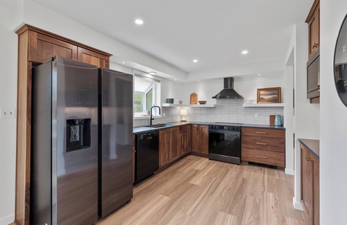 Plymouth House | 3 Min to Road America, outdoor deck, grill, & fire table