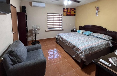Santiago House | "3 Min to Santiago Square! 'La Casita De Santiago' – Your Charming Getaway!"