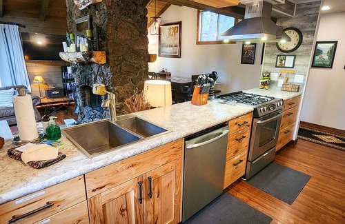 Overlook Park Cabin | 3 Min to SHARC with 8 Passes! Private Hot Tub, Quite Cul-de-sac w/PS4 & BBQ