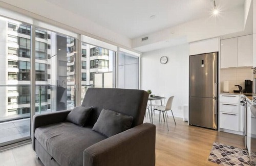 Bay Cloverhill Apartment | 3 Min To Subway New Condo Heart Of Downtownn