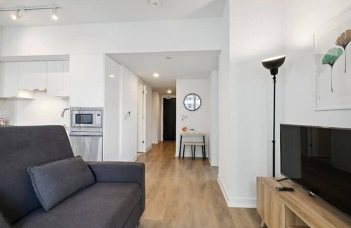 Bay Cloverhill Apartment | 3 Min To Subway New Condo Heart Of Downtownn