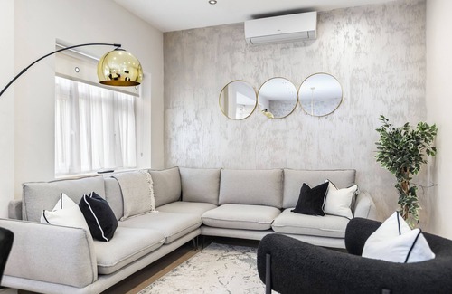 Brent Cross House | 3 Min to Tube, Modern Home Sleeps 12 Adults London