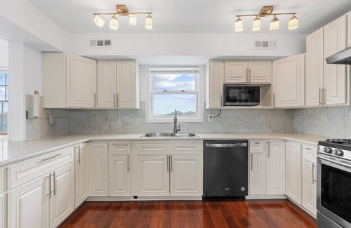 Seaside Heights House | 3 mins from beach & Broadwalk. Spacious 3+BR/4BTH unit w/AC + 8 beach badges.