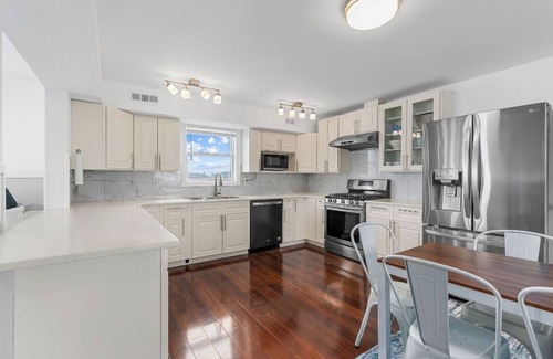 Seaside Heights House | 3 mins from beach & Broadwalk. Spacious 3+BR/4BTH unit w/AC + 8 beach badges.