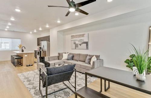 People's Freeway House | 3 Mins to DT Lux Townhome 2 Car Garage King Bed