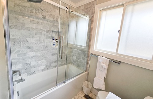 Burlington House | 3 Mins to Waterfront! Family-sized bungalow halfway b/w Niagara Falls & CN Tower