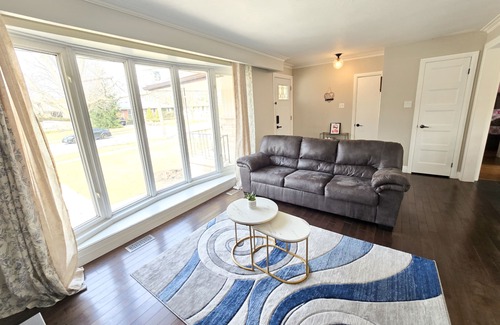 Burlington House | 3 Mins to Waterfront! Family-sized bungalow halfway b/w Niagara Falls & CN Tower
