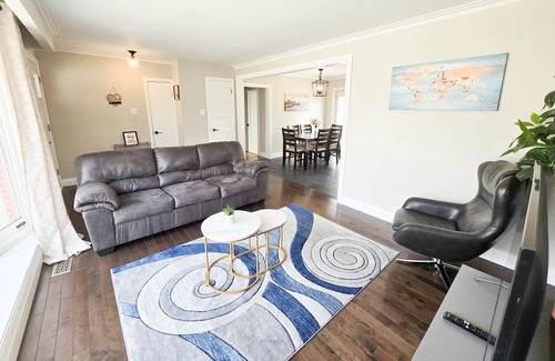 Burlington House | 3 Mins to Waterfront! Family-sized bungalow halfway b/w Niagara Falls & CN Tower