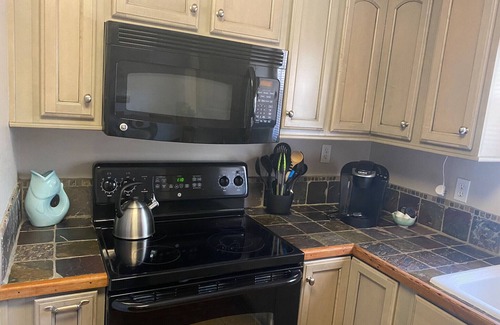 Edisto Island House | 3 Minute Beach Walk! ~ Treehouse Cottage - 3BR/2BA - Privacy Among Historic Oaks