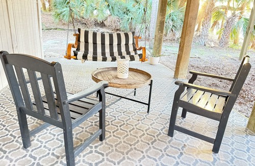 Edisto Island House | 3 Minute Beach Walk! ~ Treehouse Cottage - 3BR/2BA - Privacy Among Historic Oaks