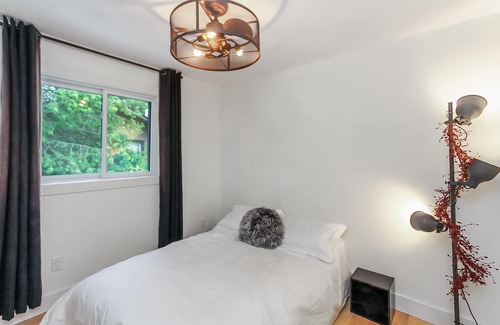 Wasaga Beach House | *3 MINUTE WALK* to best beach in Wasaga! Romantic private treed cottage getaway!