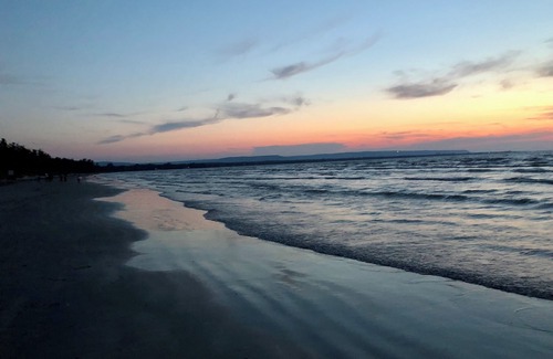 Wasaga Beach House | *3 MINUTE WALK* to best beach in Wasaga! Romantic private treed cottage getaway!