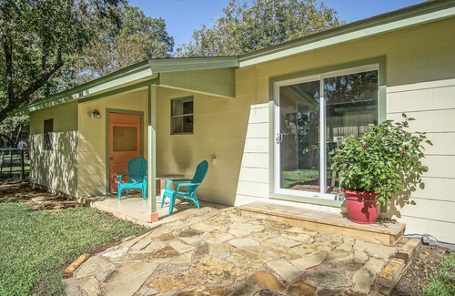 Cibolo House | 3 minute walk to main street, Cibolo Texas. Shopping, dancing and dining nearby.