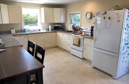Adamsville House | 3 minute walk to the beach, panoramic water view, pastoral setting -pet friendly
