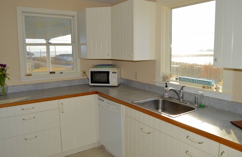 Adamsville House | 3 minute walk to the beach, panoramic water view, pastoral setting -pet friendly