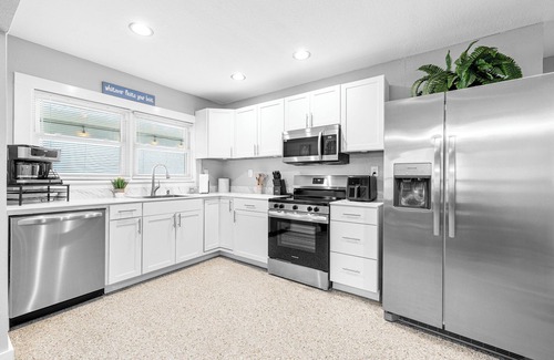 Redington Beach House | 3 Minute Walk to Beach! Sleeps up to 9- Gorgeous Beach Home