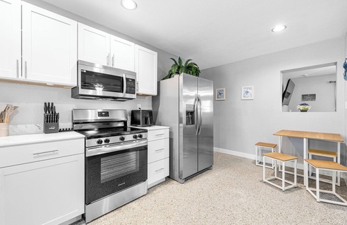 Redington Beach House | 3 Minute Walk to Beach! Sleeps up to 9- Gorgeous Beach Home
