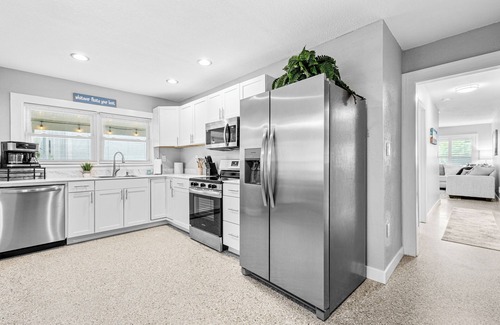 Redington Beach House | 3 Minute Walk to Beach! Sleeps up to 9- Gorgeous Beach Home