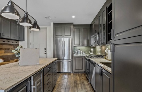 Uptown Apartment | 3 Minutes Away From American Airlines!