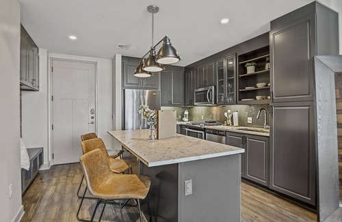Uptown Apartment | 3 Minutes Away From American Airlines!