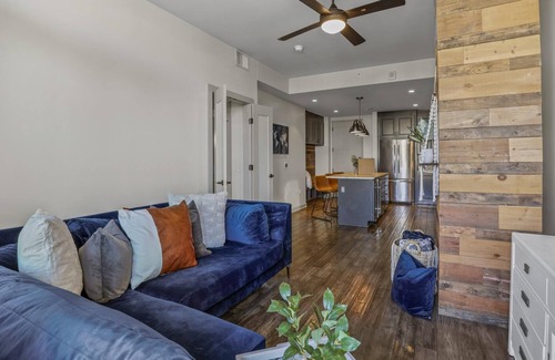 Uptown Apartment | 3 Minutes Away From American Airlines!