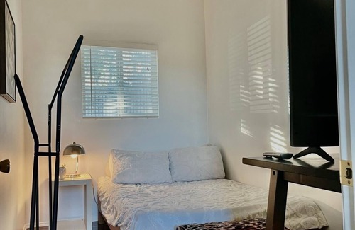 Canoga Park Bed & Breakfast | 3 minutes for The Village , Warner Center Park and Westfield Topanga