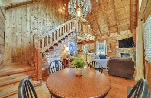 Gatlinburg Cabin | 3 Minutes From Parkway and Smoky Mountain National Park Entrance