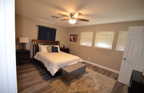 Universal City House | 3 minutes to the front gate of RAFB! Pool/ 2 car garage!