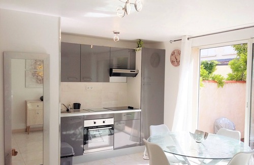 Saint-Cyr-sur-Mer Apartment | 3 minutes walk from the sandy beach . Ideally located, Garden, quiet, Parking