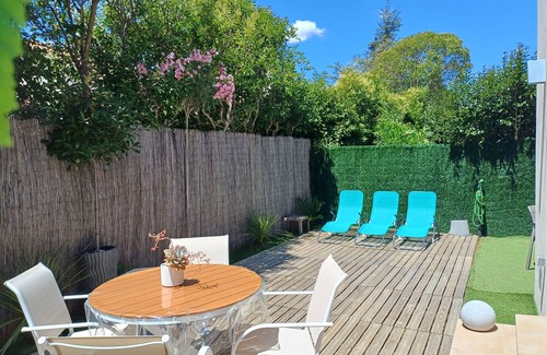 Saint-Cyr-sur-Mer Apartment | 3 minutes walk from the sandy beach . Ideally located, Garden, quiet, Parking