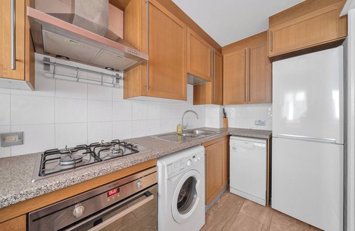 Tower Hill House | 3 minutes walk to Tower Bridge renovated 2 Bedrooms house with parking & garden