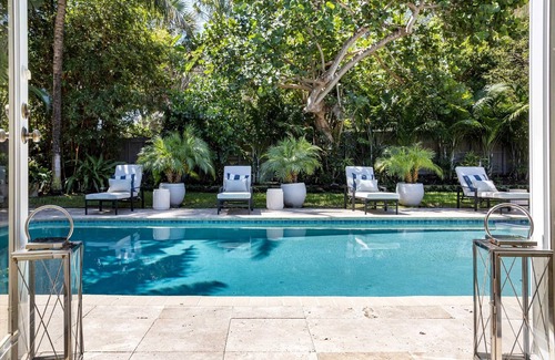 Birch Park Finger Streets House | 3 minutes walk to the Beach Family Vacation Home with Private Pool and Jacuzzi