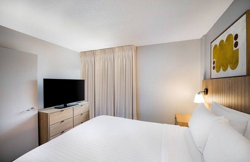 Exchange Place North Hotel | 3 Modern Units! Pet-Friendly, Close to New Jersey Colgate Clock