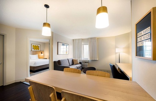 Exchange Place North Hotel | 3 Modern Units! Pet-Friendly, Close to New Jersey Colgate Clock