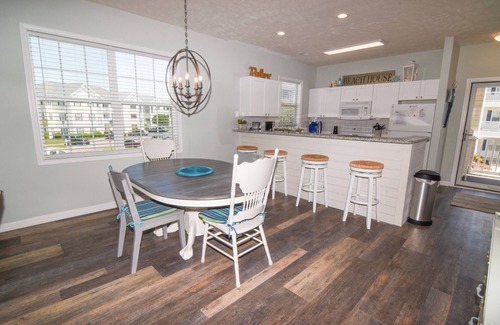North Myrtle Beach Condo | 3 night minimum. 2 bedroom. Outdoor pool. Close to beach.