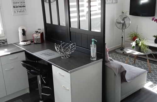 Claira House | 3-person apartment, terrace, wifi, parking, 10min from beach.