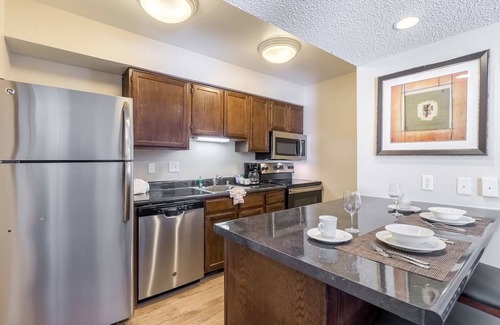 Biggs Field Hotel | 3 Pet-Friendly Units – Kitchenette, Free Breakfast & Swimming Pool