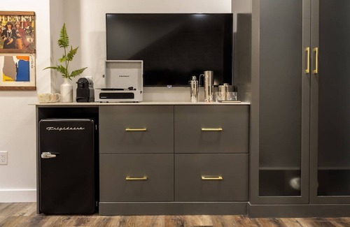 Downtown Apartment | 3 Private King Suites - The Finnley Hotel