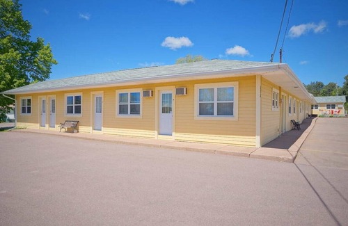 Linkletter Apartment | (3) Private Queen Suite at Green Acres Summerside