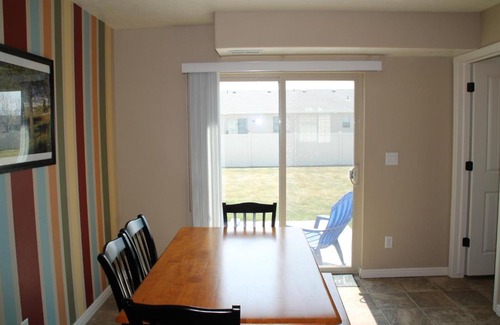 Ammon House | 3 queen beds, 1 twin bed, 2 rooms, 1 and a half bath, self check-in, flexcation equipped
