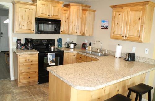 Ammon House | 3 queen beds, 1 twin bed, 2 rooms, 1 and a half bath, self check-in, flexcation equipped