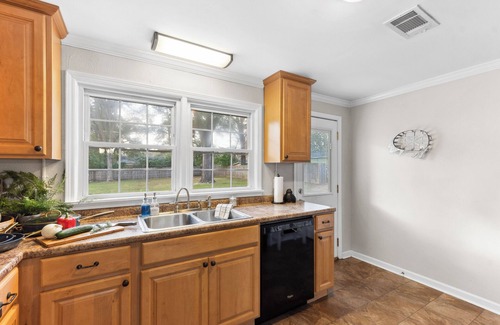 Perry House | 3 Queen Beds, 2 min to Fairgrounds, Fenced Yard